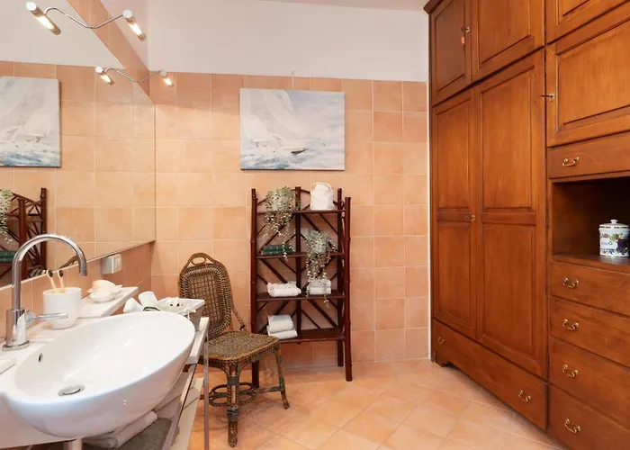 Casa Del Duca 10, Emma *