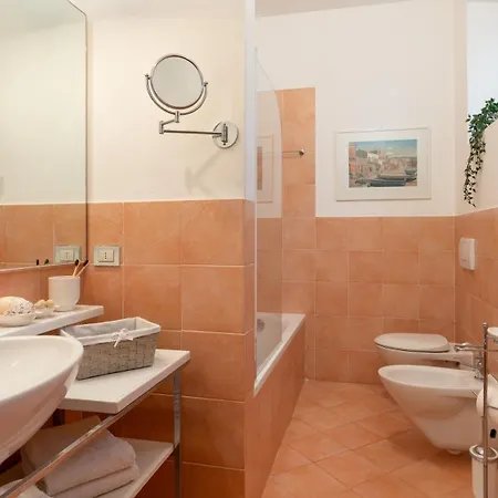 Casa Del Duca 10, Emma *