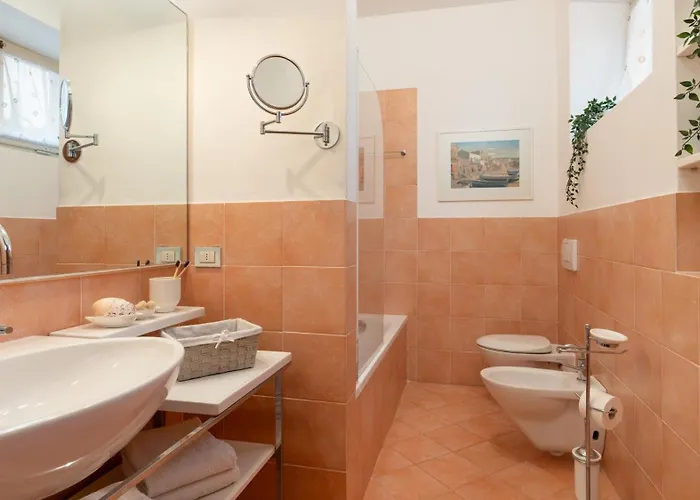 Casa Del Duca 10, Emma *